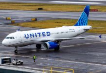 Seven-Hour Tarmac Nightmare — Outrage Erupts United Airlines Airbus A319 taxiing on a wet airport tarmac