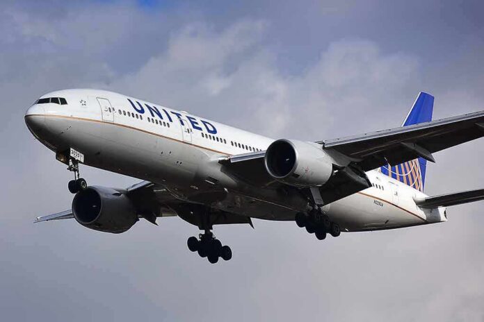 shutterstock_1017791560 Commercial airliner approaching landing with landing gear down