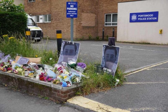 Southampton,,England,Uk,06.12.2026,-,Tributes,For,Henry,Nowak,Outside Three police officers in high-visibility jackets stand facing a busy street