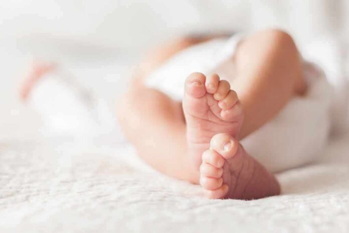 shutterstock_1111986902 baby feet on a soft white blanket